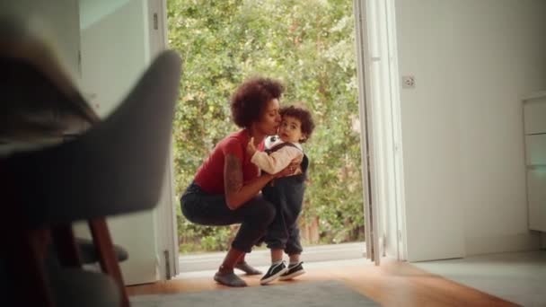 Mutter mit Kind zu Hause — Stockvideo