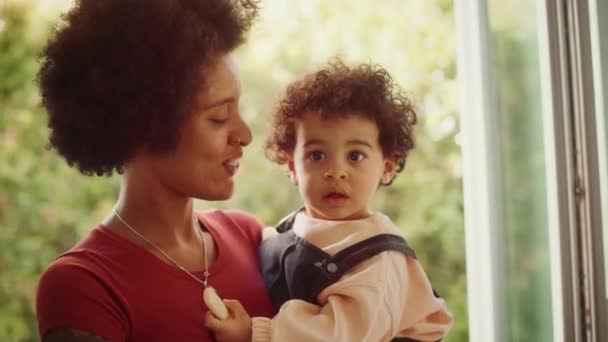 Mãe com filho em casa — Vídeo de Stock