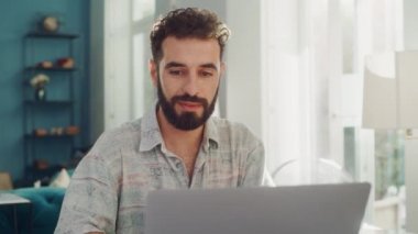 Evde dizüstü bilgisayar kullanan bir adam