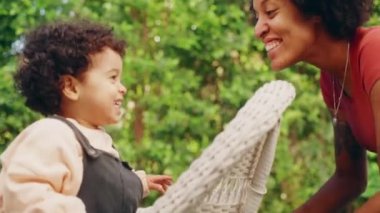 Anne çocukla oynuyor.