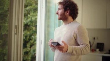 evde akıllı telefon kullanan adam