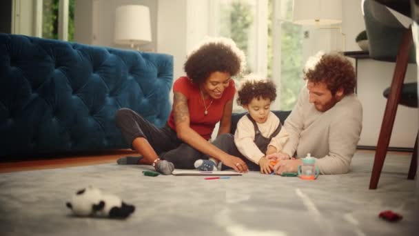 Familia multiétnica jugando con el niño en casa — Vídeo de stock