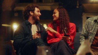 Bahçe partisindeki çift