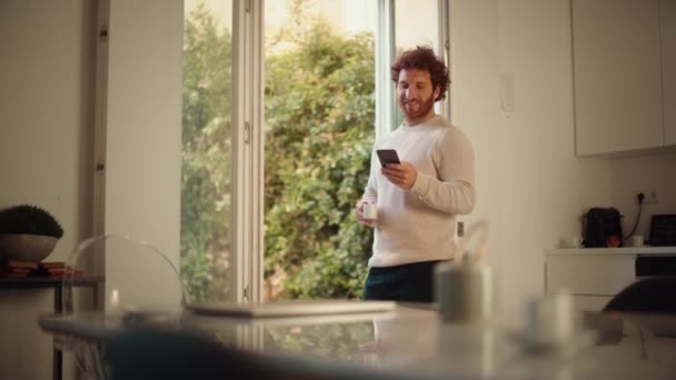 Człowiek w domu za pomocą smartphone — Wideo stockowe