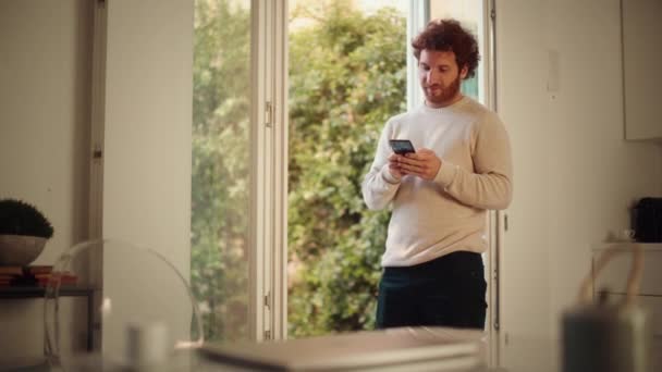 Mann nutzt Smartphone zu Hause — Stockvideo