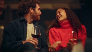 Bahçe partisindeki çift