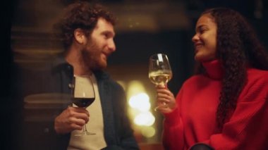 Bahçe partisindeki çift