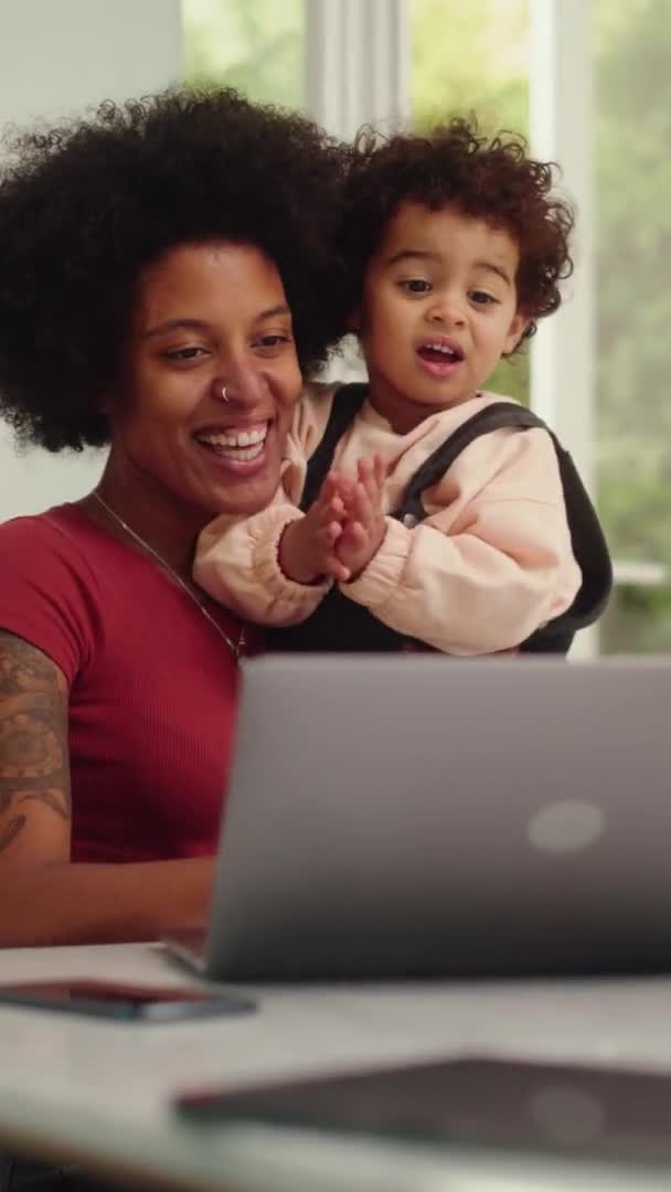 Vertical Screen Mother with Child — Vídeos de Stock