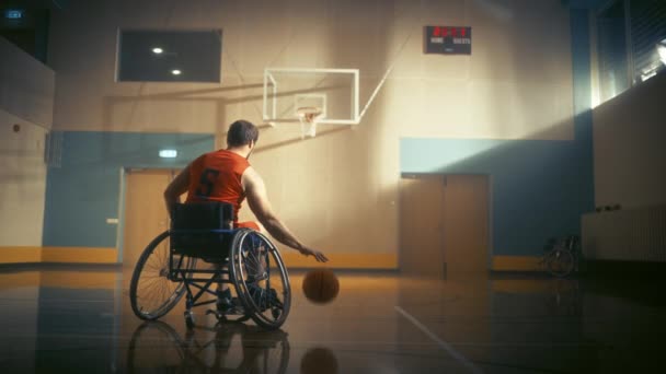 Sedia a rotelle pallone da basket giocatore Dribbling Ball — Video Stock