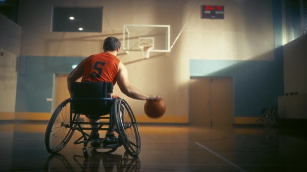 Kolečkové křeslo basketbalista Střelba míč — Stock video