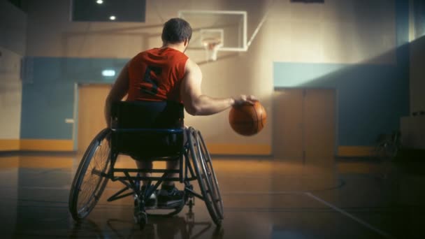 Rollstuhlbasketballspieler schießt Ball — Stockvideo