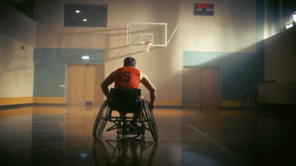 Silla de ruedas Baloncesto Jugador Balón de Tiro Objetivo de Puntuación — Vídeos de Stock