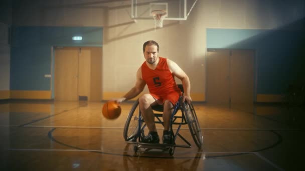 Porträt Rollstuhl-Basketballspieler beim Dribbling Ball — Stockvideo