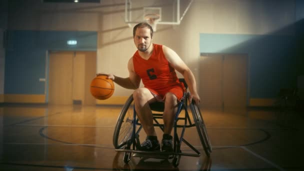 肖像車いすバスケットボール選手ドリブルボール — ストック動画