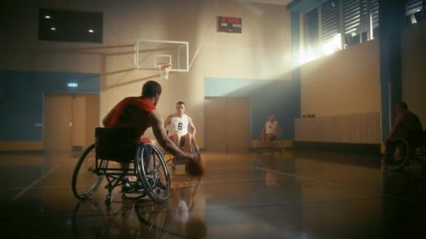 Команди грають в інвалідне крісло баскетбол — стокове відео