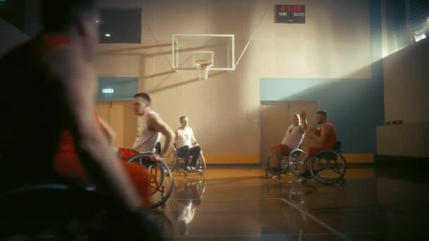 Teams spielen Rollstuhlbasketball