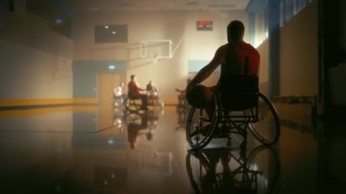 Tekerlekli sandalye Basketbolcusu İzliyor