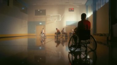 Tekerlekli sandalye Basketbolcusu İzliyor