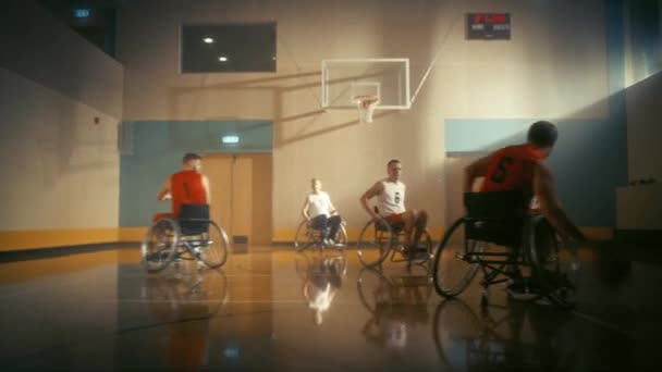Команды играют в баскетбол на колясках — стоковое видео