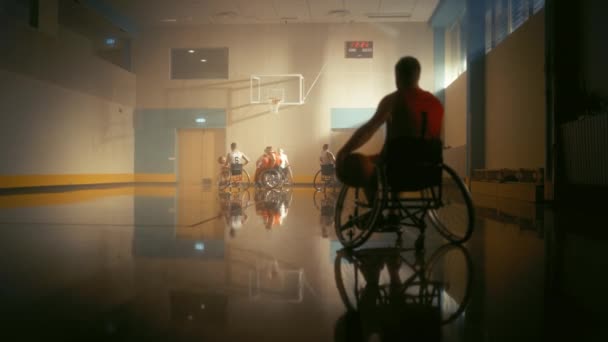 Equipes jogar basquete em cadeira de rodas — Vídeo de Stock