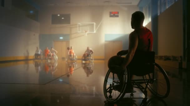 Wheelchair μπάσκετ Παίκτης βλέποντας — Αρχείο Βίντεο