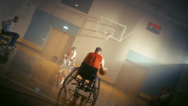 Rolstoel basketbal scoren doel — Stockvideo