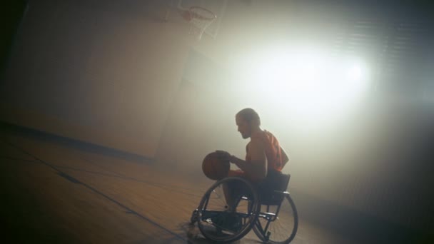 Гравець з баскалю на інвалідному візку — стокове відео