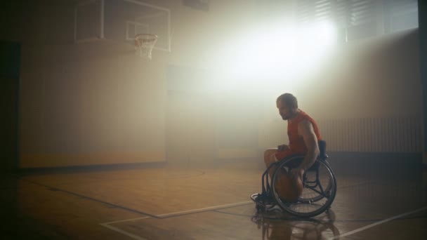 Гравець з баскалю на інвалідному візку — стокове відео