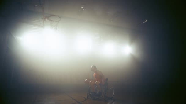 Wheelchair Baskertball Player σκοράροντας στόχο — Αρχείο Βίντεο