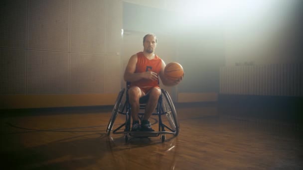 Bola de tiro do jogador de beisebol cadeira de rodas — Vídeo de Stock