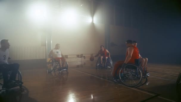 Jeu de basketball en fauteuil roulant — Video