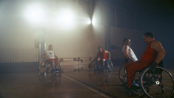 Jeu de basketball en fauteuil roulant — Video