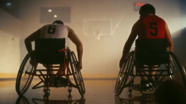 Dwa wózki inwalidzkie Koszykówka Gracze — Wideo stockowe