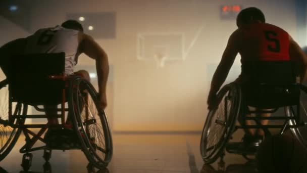 Två rullstols basketspelare — Stockvideo