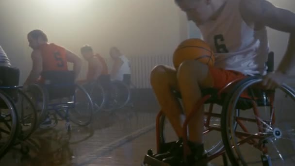 Jeu de basketball en fauteuil roulant — Video