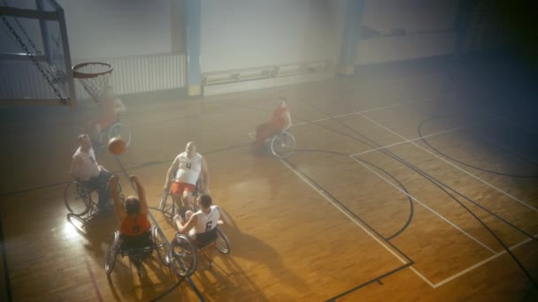 Jeu de basketball en fauteuil roulant aérien — Video