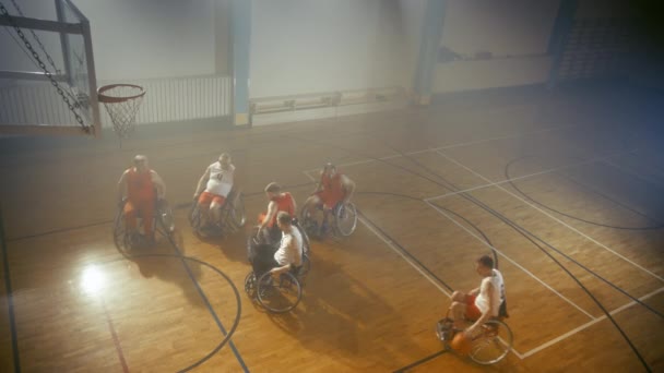 Jeu de basketball en fauteuil roulant aérien — Video