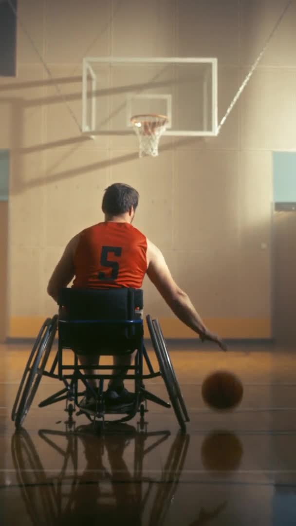 Pantalla vertical Silla de ruedas Jugador de baloncesto — Vídeos de Stock