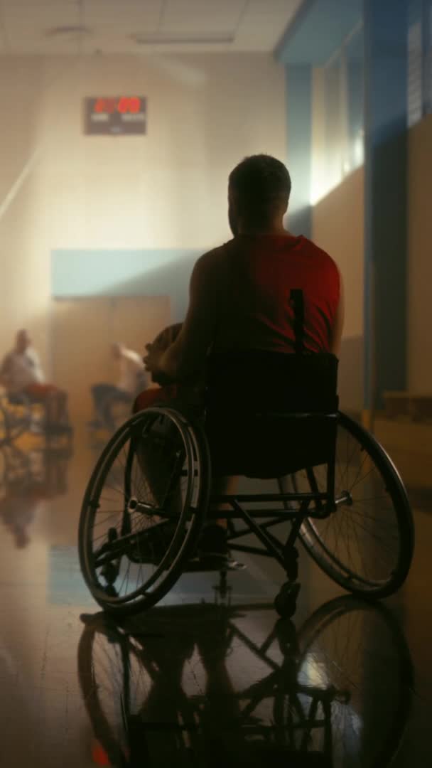 Vertical Screen Wheelchair Basketball Player — Stock video