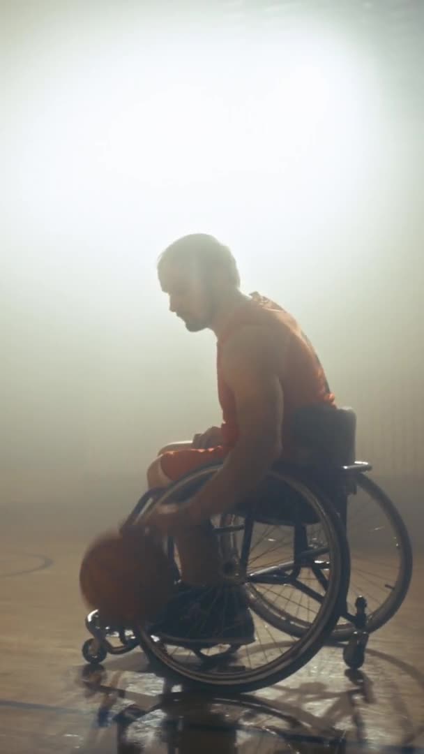 Verticaal scherm Rolstoel Basketbalspeler — Stockvideo