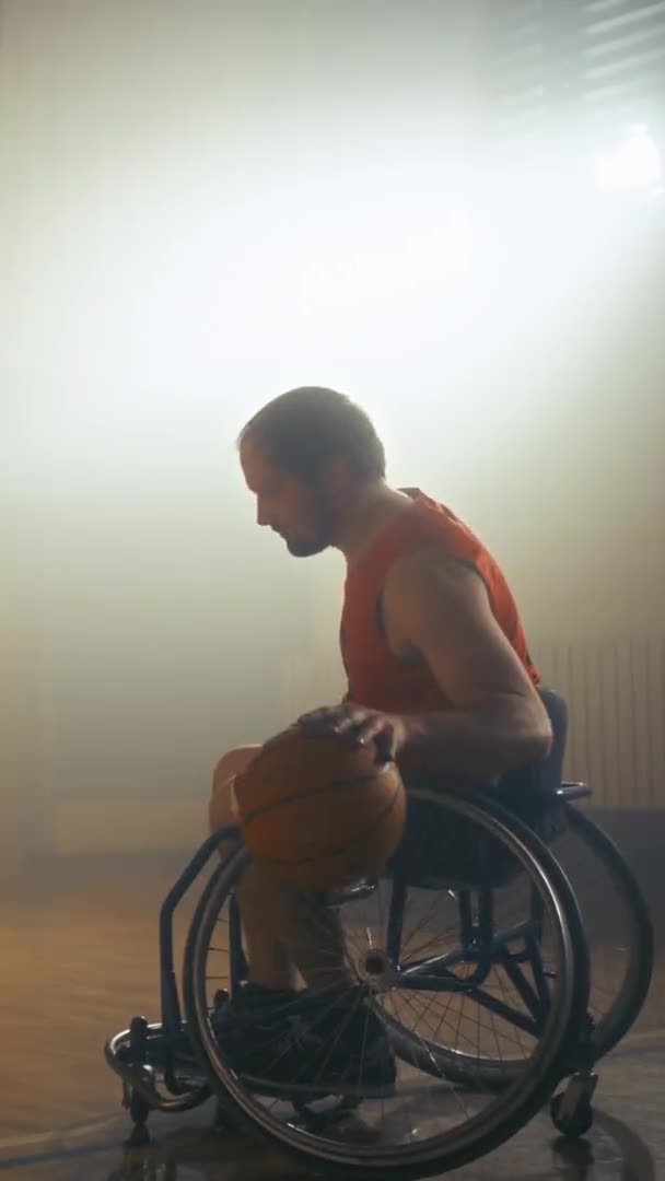 Giocatore di basket su sedia a rotelle a schermo verticale — Video Stock
