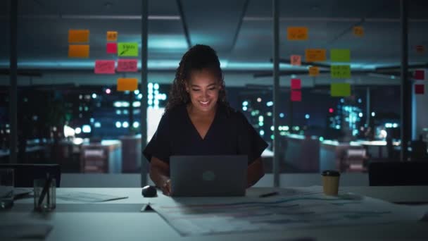 Gerente de negocios femenina Trabajando en la oficina por la noche — Vídeos de Stock