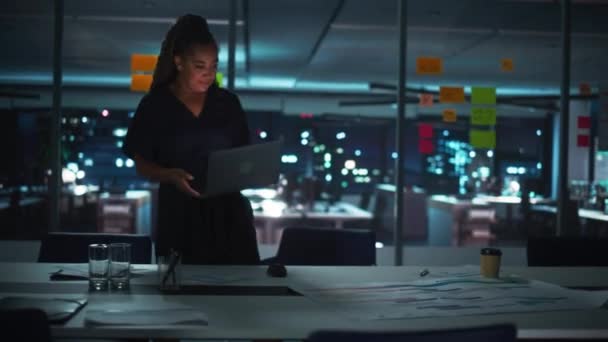 여자 사업가가 밤에 사무실에서 일하다 — 비디오