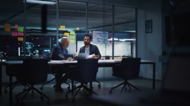Ofis Toplantı Odasında İki Yönetici Çalışıyor