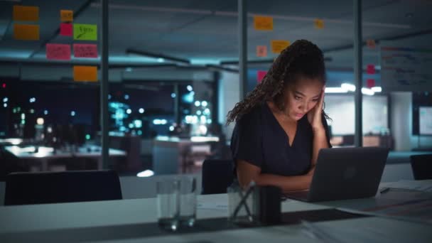 Gerente de negocios femenina Trabajando en la oficina por la noche — Vídeos de Stock