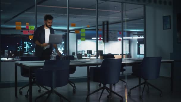 Affärschef som arbetar på kontoret på natten — Stockvideo