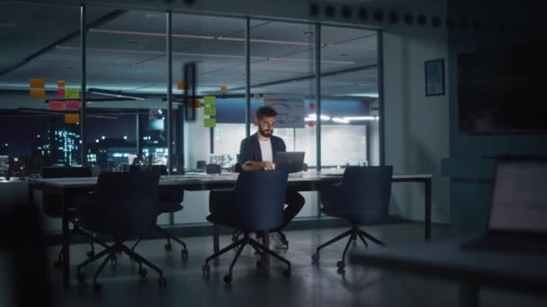Business Manager Praca w biurze w nocy — Wideo stockowe