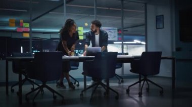 Ofis Toplantı Odasında İki Yönetici Çalışıyor