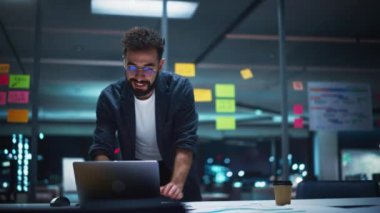 Gece Ofiste Çalışan Yaratıcı Yönetici