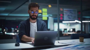 Gece Ofiste Çalışan Yaratıcı Yönetici